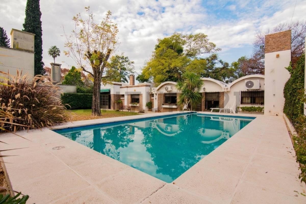 Venta Casa de 2 Dormitorios con jardín, pileta y cochera en Funes — foto 1