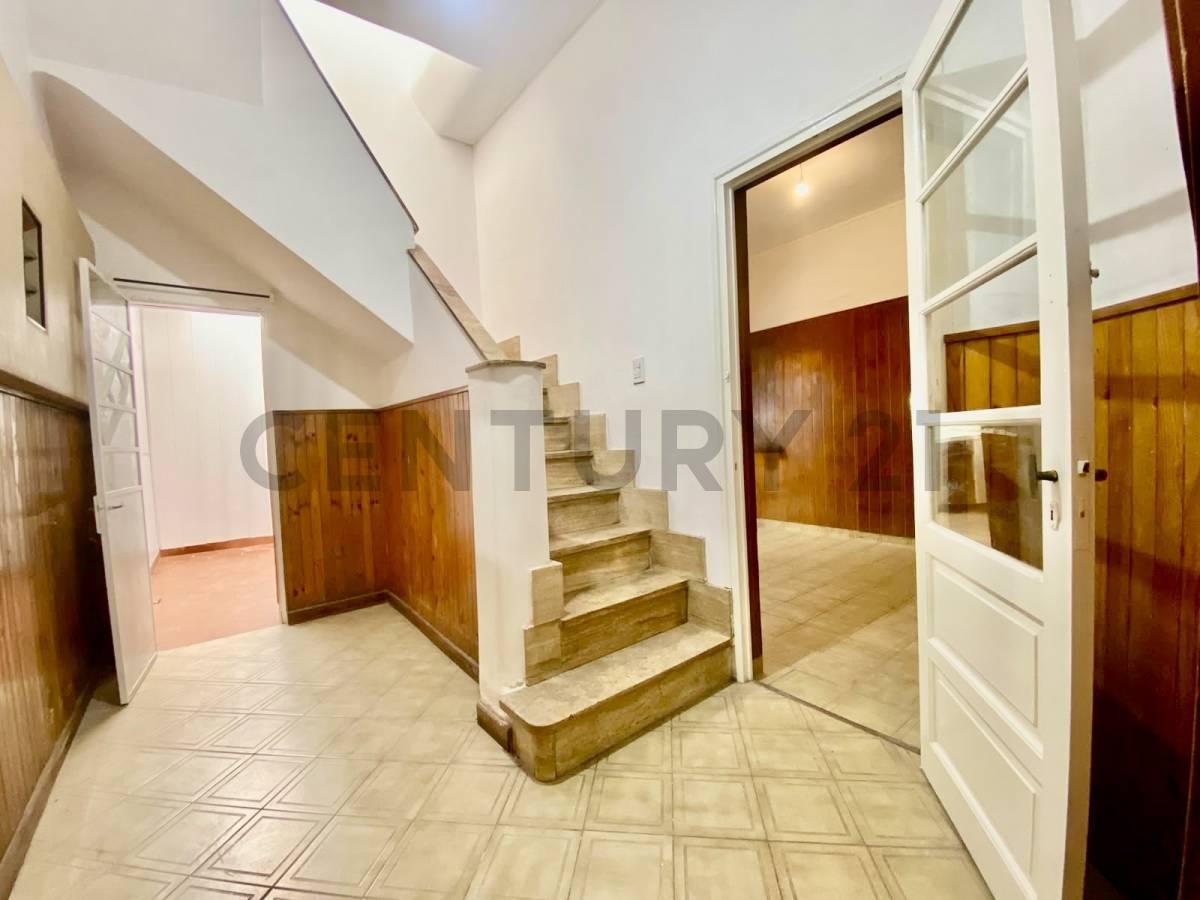 Venta Casa de 3 Dormitorios con quincho y terraza en Sarmiento, Rosario — foto 1