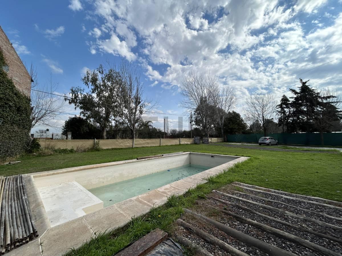 Venta | Casa de 2 Dormitorios + comodín con amplio jardín y pileta en El Amanecer, Piñero — foto 1