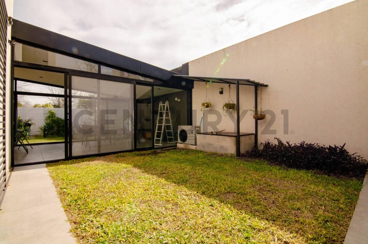 Venta Casa de 3 Dormitorios con pileta climatizada en Funes — foto 1