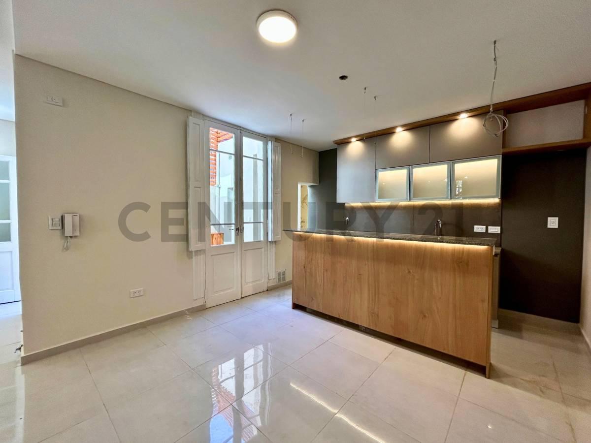 Venta | Casa reciclada de 3 Dormitorios con patio y parrillero | Lourdes, Rosario — foto 1