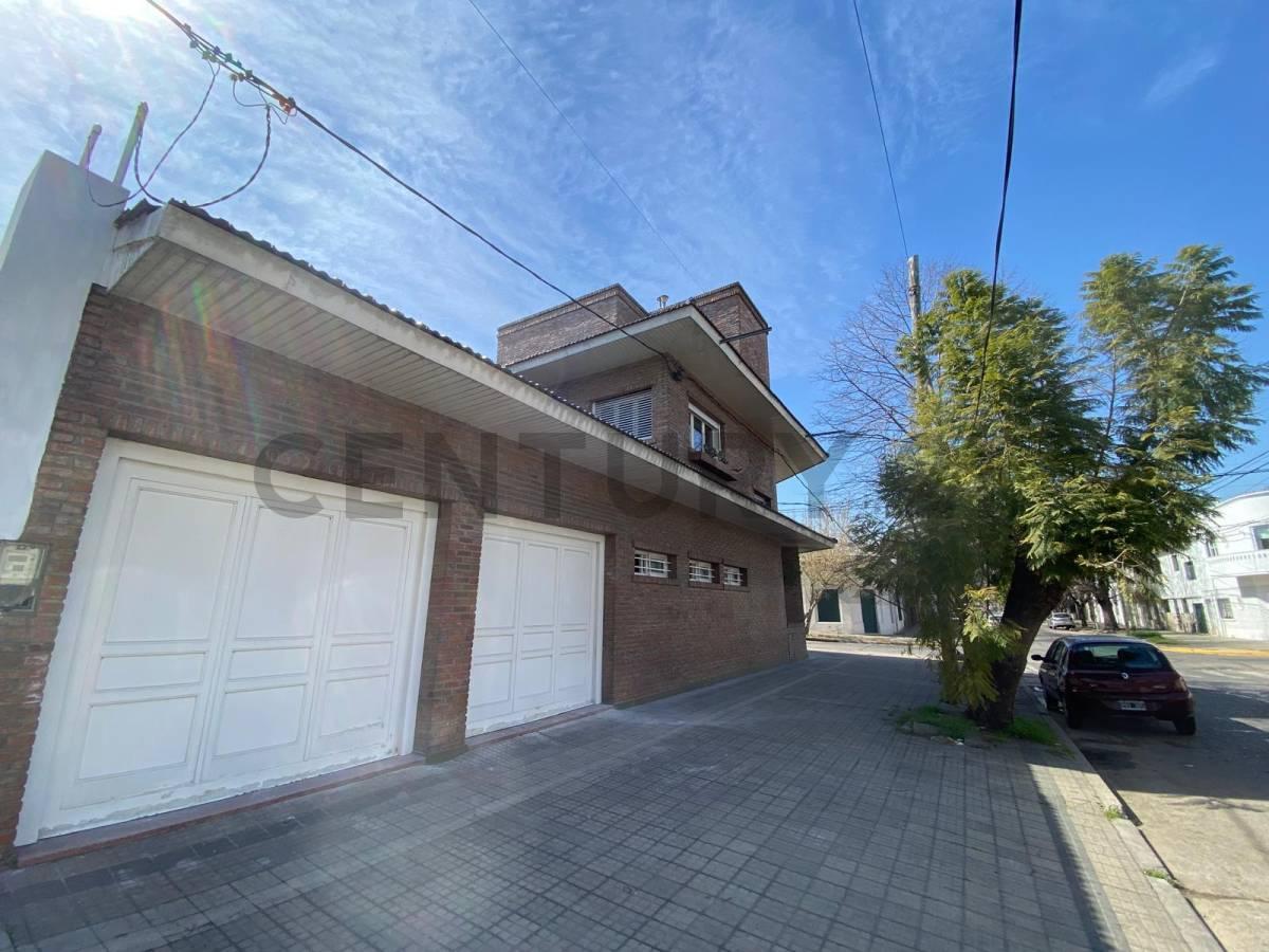 Casas en venta en La Plata, 4 dormitorios con pileta — foto 1