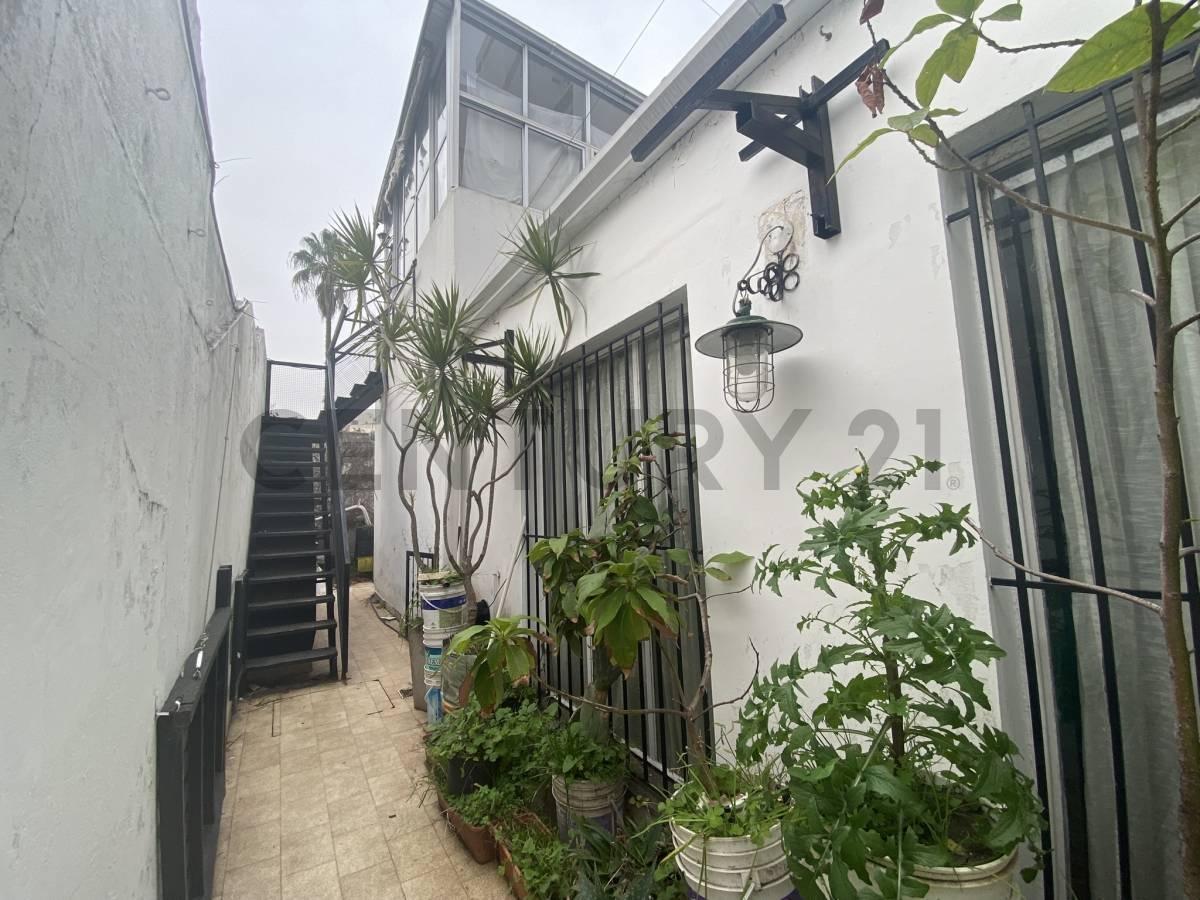 PH en venta en La Plata 2 dormitorios + monoambiente con entrada independiente — foto 1