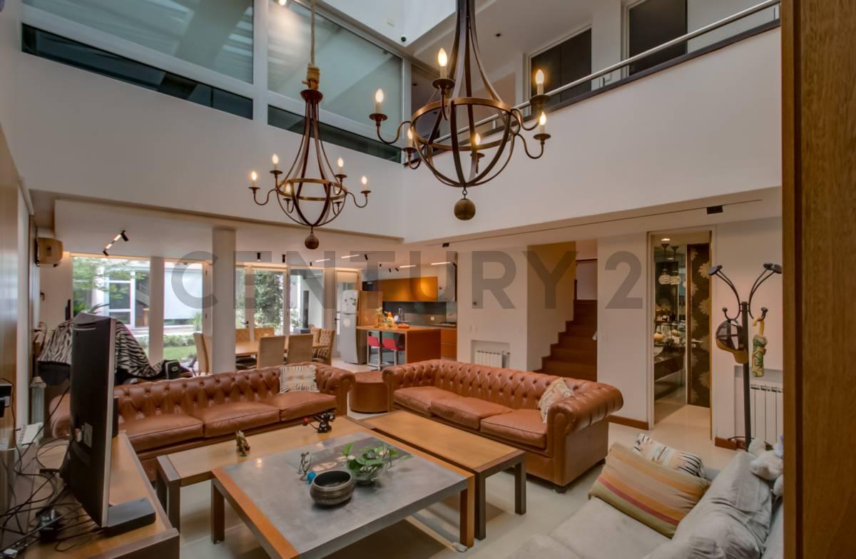 CASA EN VENTA EN LA PLATA - 3/4 DORMITORIOS, ESCRITORIO QUINCHO Y PILETA — foto 1