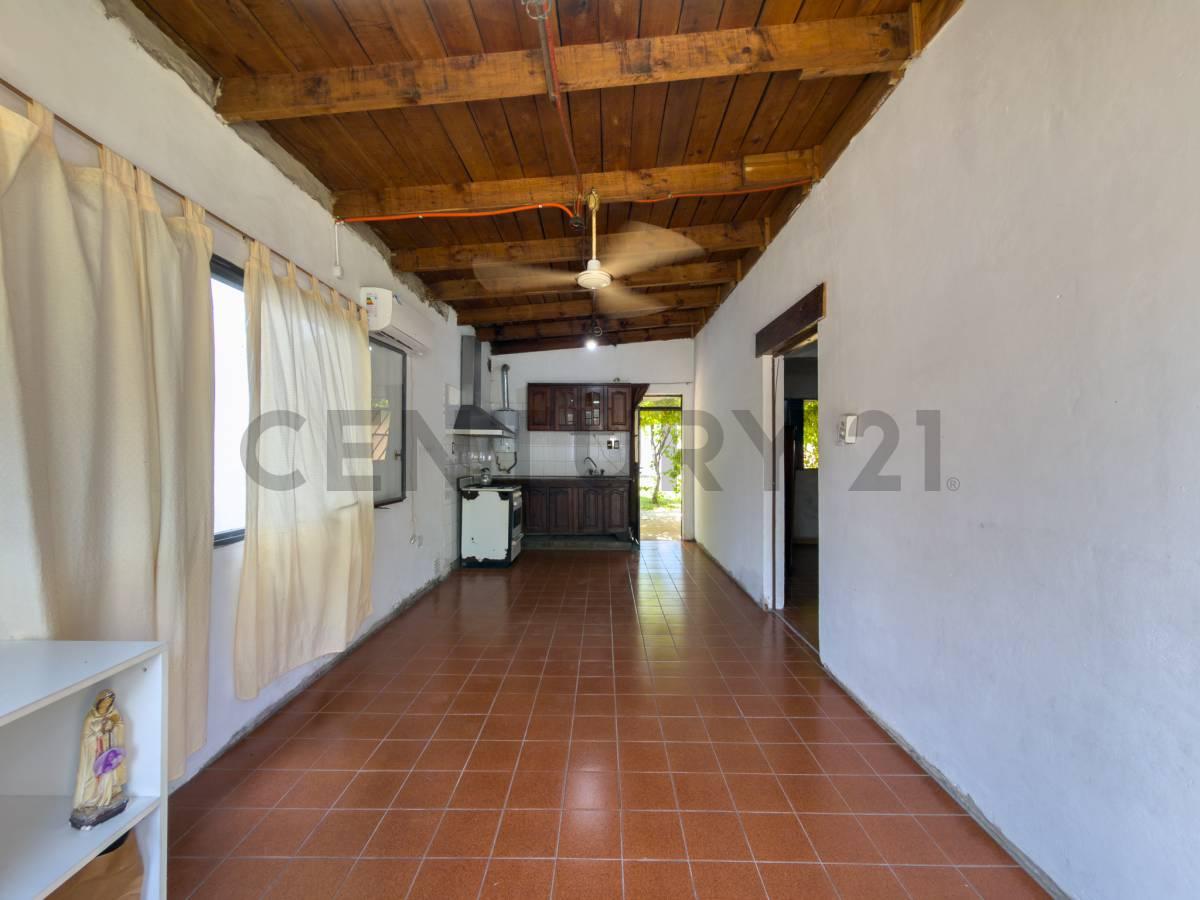CASA EN VENTA 2 DORMITORIOS CON PATIO EN CITY BELL APTA BANCO — foto 1