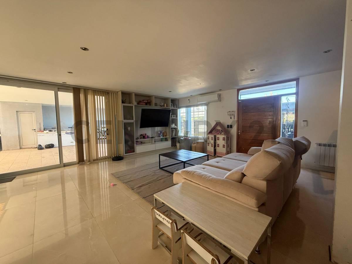 VENTA CASA DE CATEGORIA EN BARRIO LAS BANDERITAS CITY BELL — foto 1