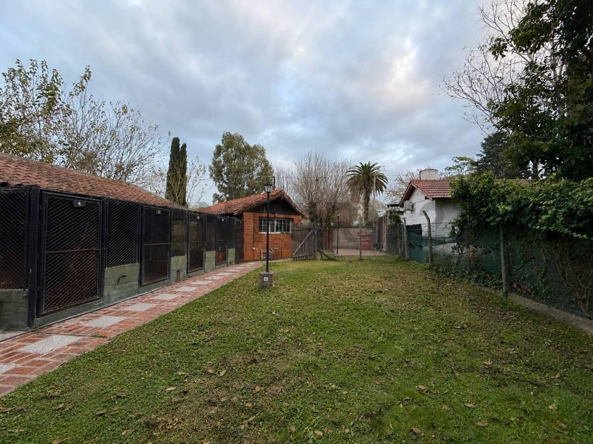 CASA EN VENTA CON 16 CANILES Barrio el Rincón — foto 1