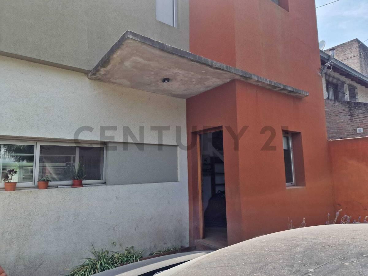 CASA TIPO DÚPLEX EN VENTA EN GONNET — foto 1