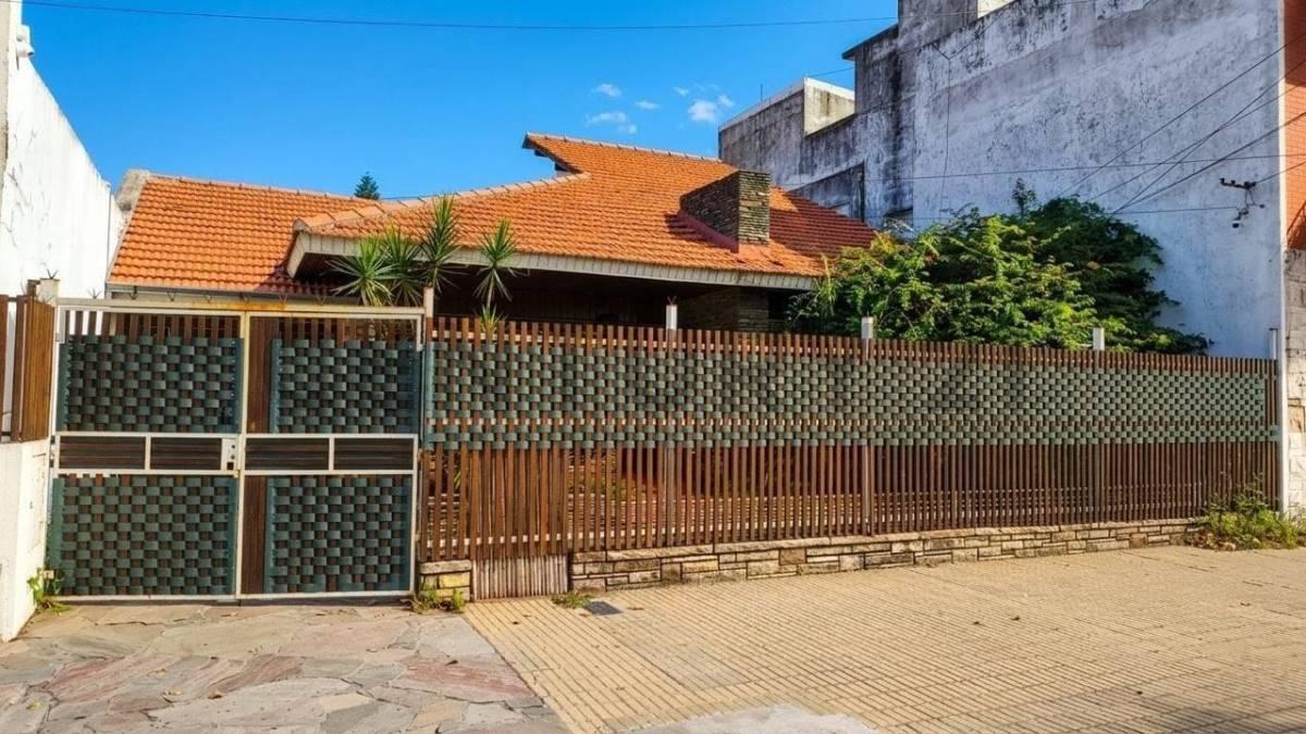 Casa con frente 12,99 m y amplio fondo parquizado — foto 1