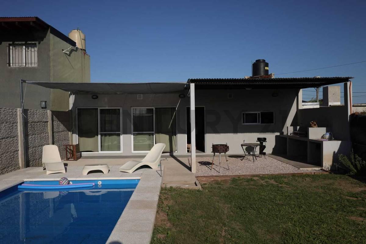 Casa con amplio jardín y pileta en Lomas de Alicia – Granadero Baigorria — foto 1