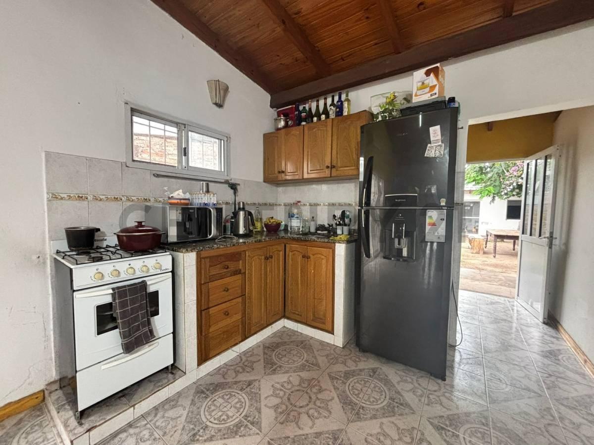 Casa de 2 dormitorios APTA CREDITO con jardín, quincho y cochera – Granadero Baigorria — foto 1
