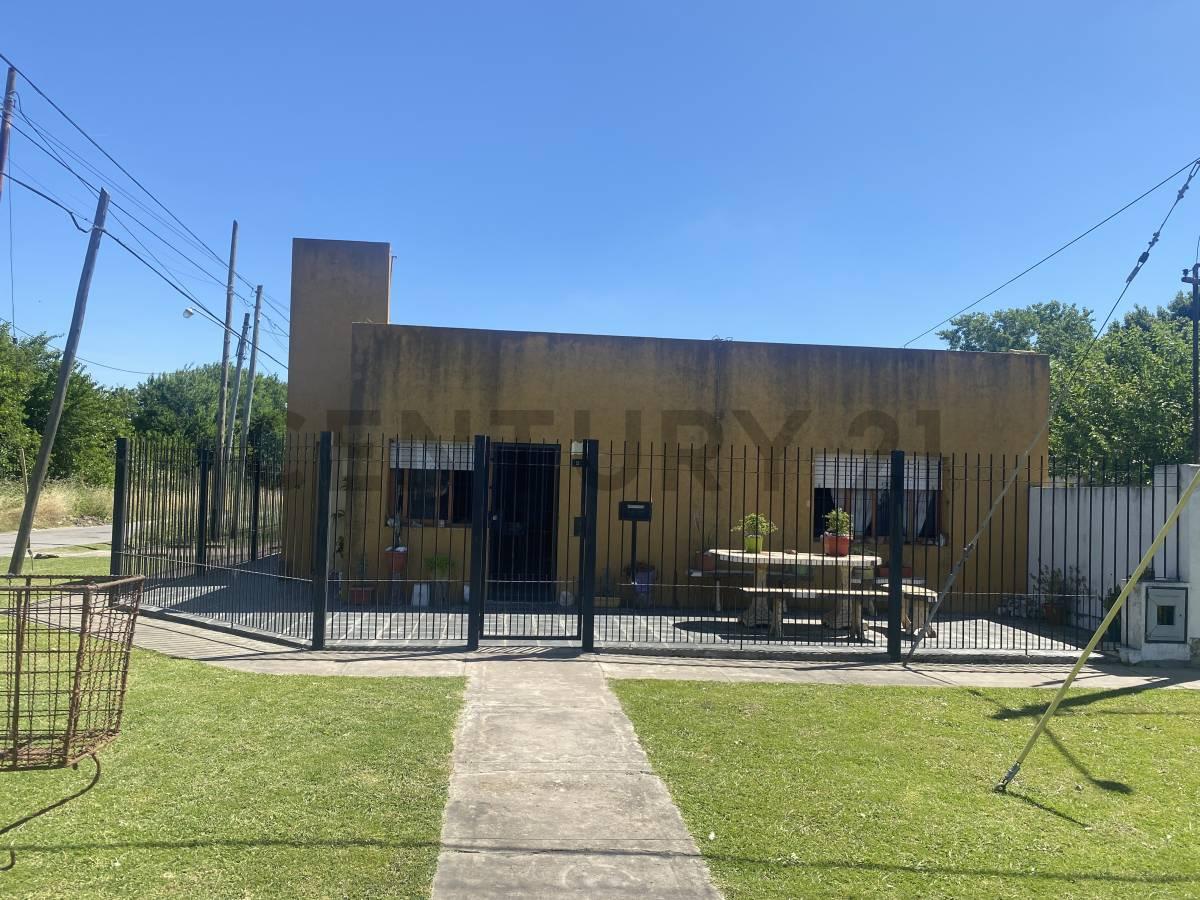 VENTA. 142 Y 34. CASA TRES DORMITORIOS, LOTE PROPIO — foto 1