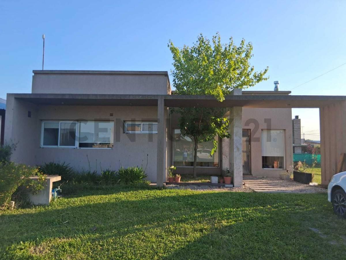 CASA EN VENTA DE DOS DORMITORIOS EN BARRIO CERRADO "LA CAMPIÑA", LAS BANDERITAS, CITY BELL — foto 1