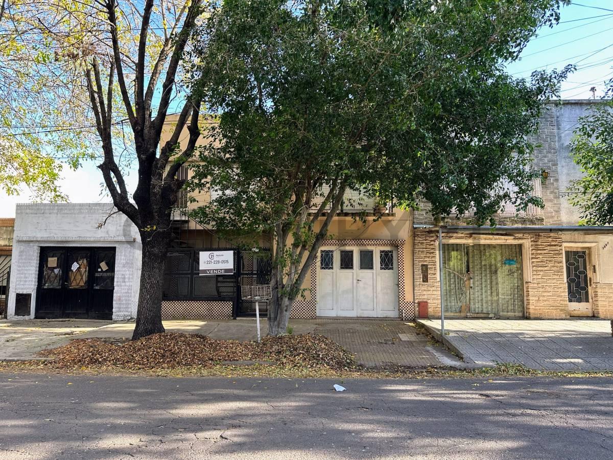 CASA EN VENTA 2 DORMITORIOS + DPTO. 2 DORMITORIOS INDEPENDIENTE, 12 ENTRE 74 Y 75. — foto 1