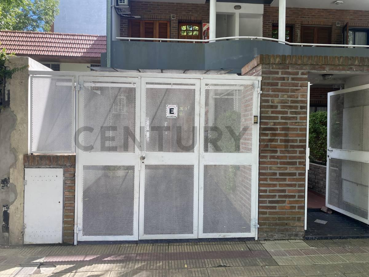 VENTA 25 Y 44. DEPARTAMENTO CON COCHERA Y PATIO SOBRE LA PLAZA — foto 1