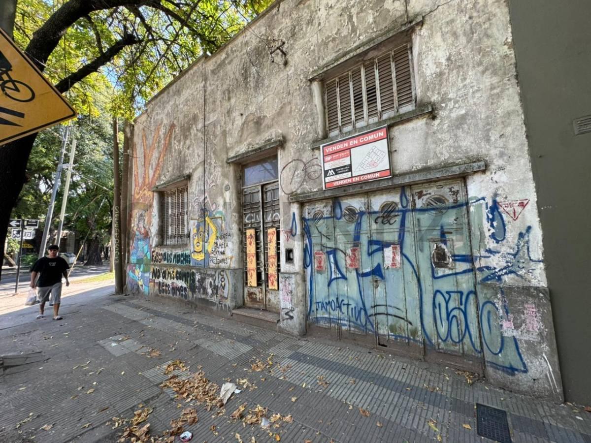 OPORTUNIDAD: LOTE FRENTE A PLAZA MATHEU — foto 1