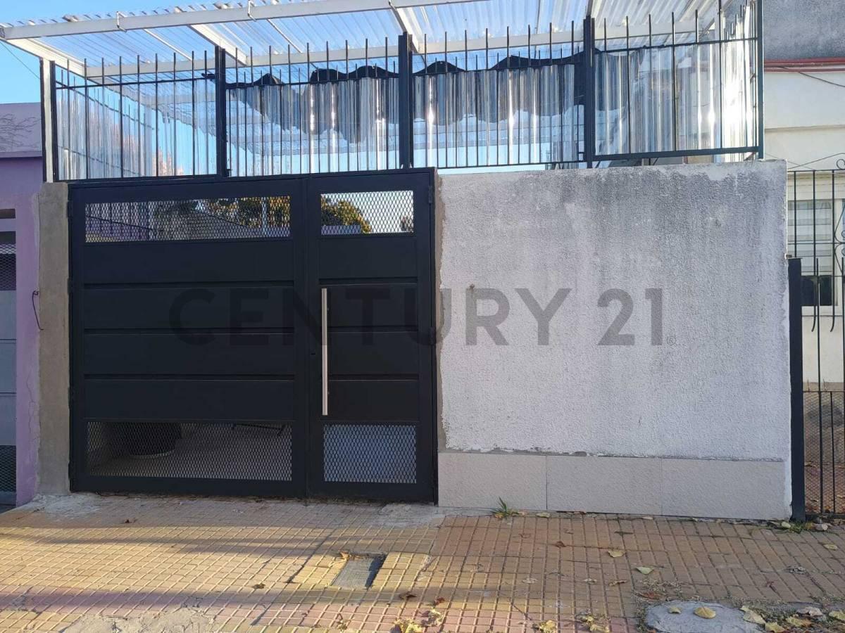 12 bis esquina 77 - Casa en venta con patio, pileta y parrilla — foto 1