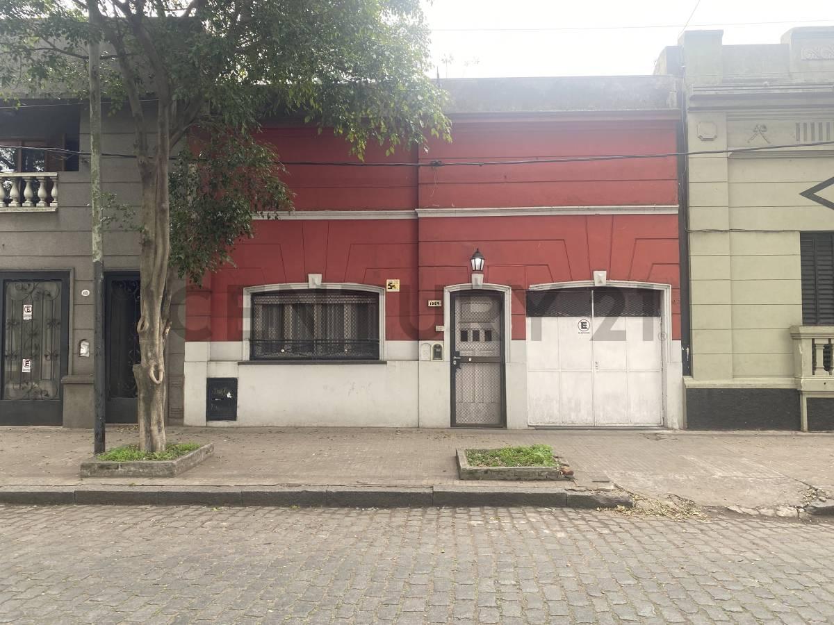 71 y 16 - VENTA CASA DOS DORMTORIOS COCHERA PATIO Y QUINCHO — foto 1