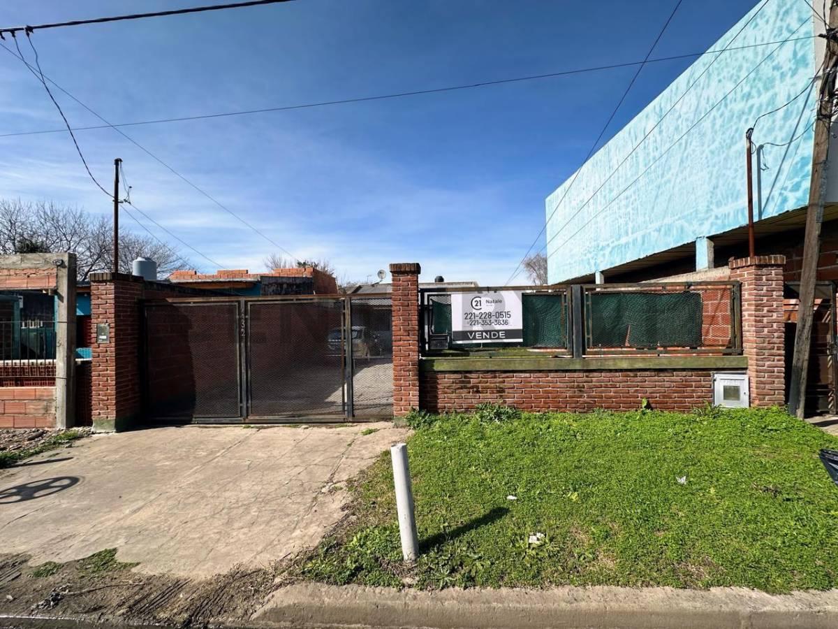 80 ENTRE 133 Y 134 - CASA EN VENTA DE 3 DORMITORIOS, CON LOTE DE 400M2 A RECICLAR. — foto 1