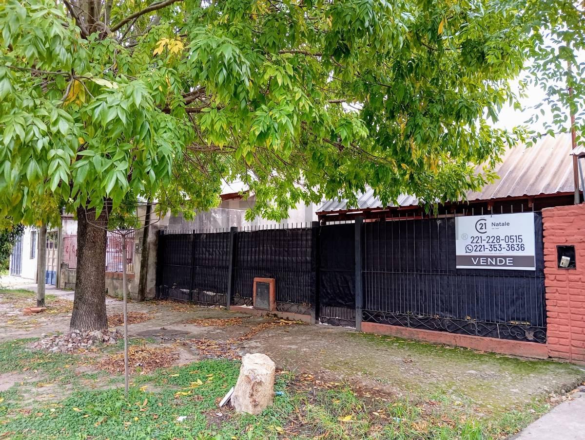 CASA EN VENTA 2 DORMITORIOS, COCHERA Y PATIO CON VERDE, 153 ENTRE 57 Y 58, LOS HORNOS. — foto 1