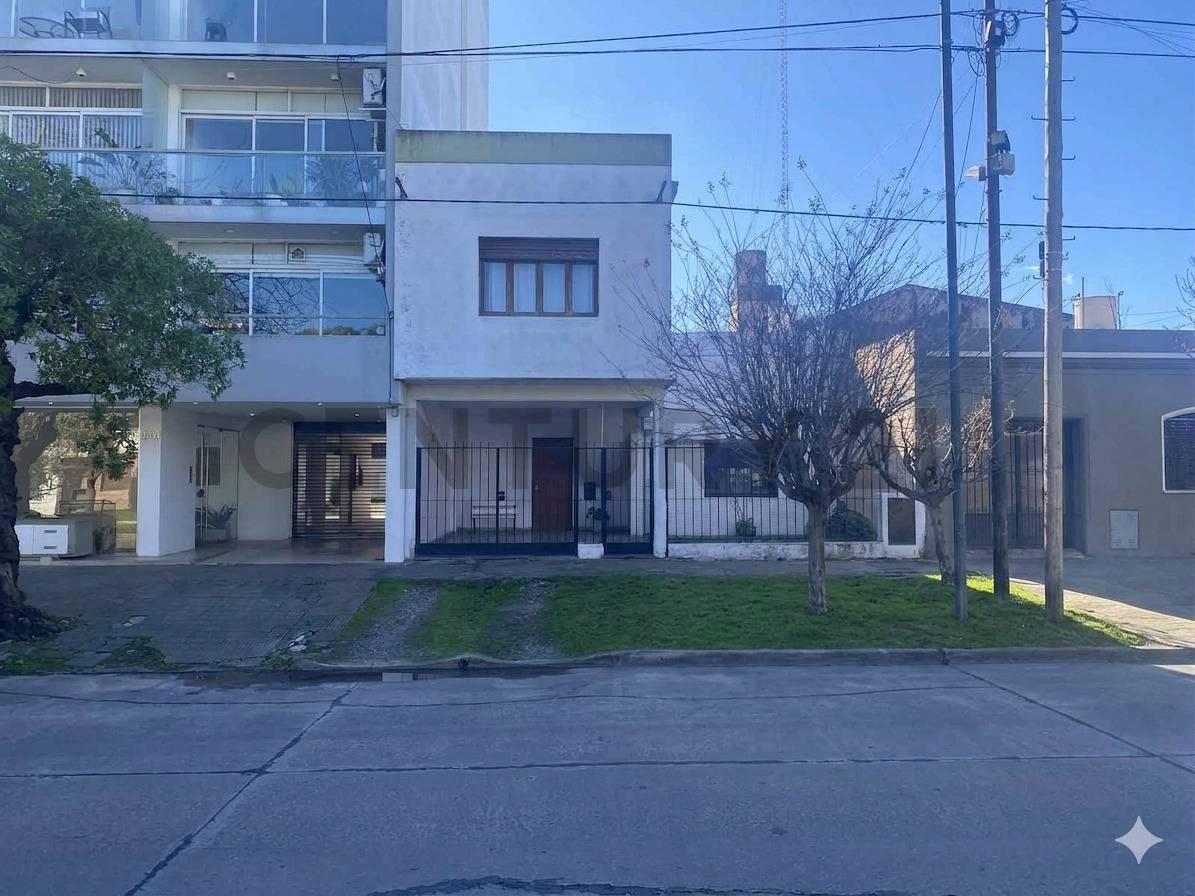 25 Y 43 - VENTA CASA 3 DORMITORIOS COCHERA Y PATIO — foto 1