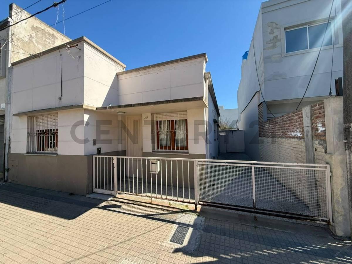 37 y 24 - Casa en venta de 2 dormitorios - La Plata, Barrio La Loma — foto 1
