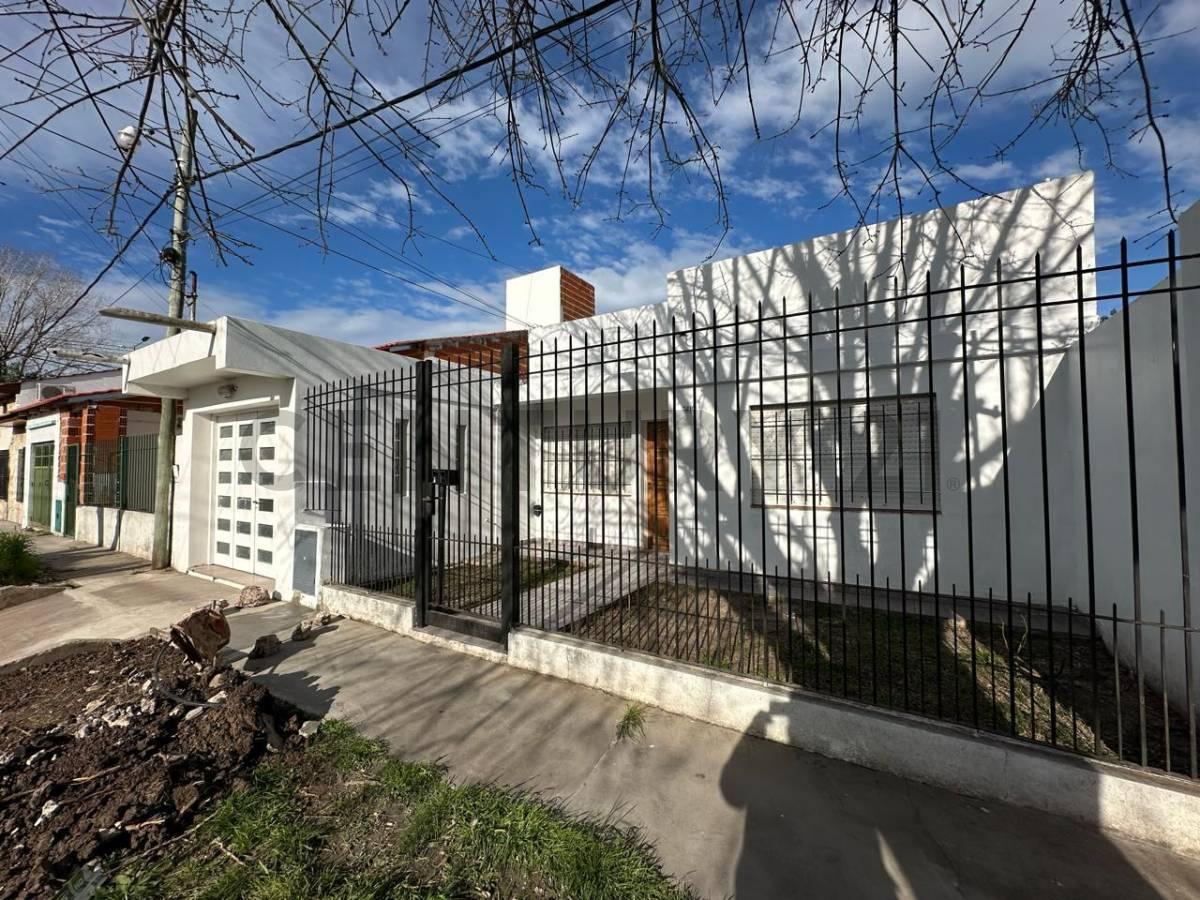 CASA EN ALQUILER DE 2 DORMITORIOS, COCHERA, PATIO Y QUINCHO, 65 ENTRE 143 Y 144. — foto 1