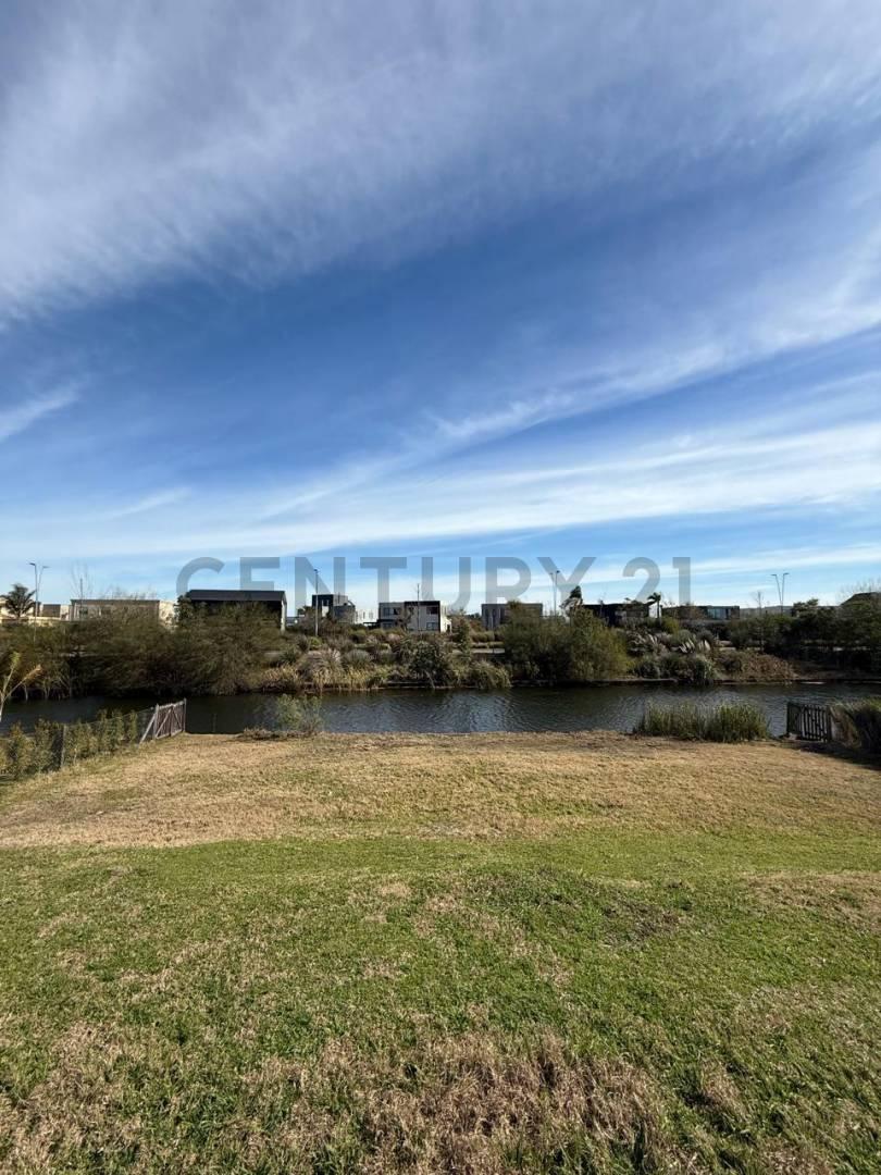 Lote en venta a la laguna en barrio Marinas, Puertos del Lago — foto 1