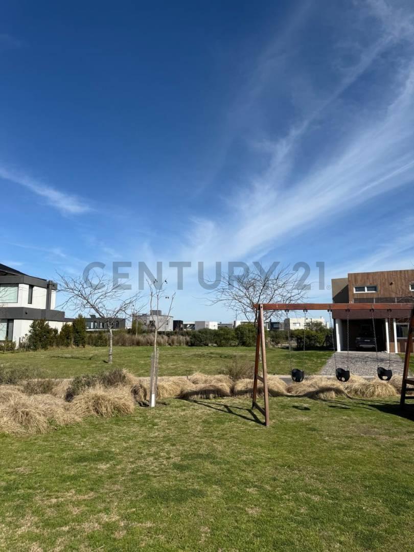 Lote en venta a la laguna en barrio Marinas, Puertos del Lago — foto 1