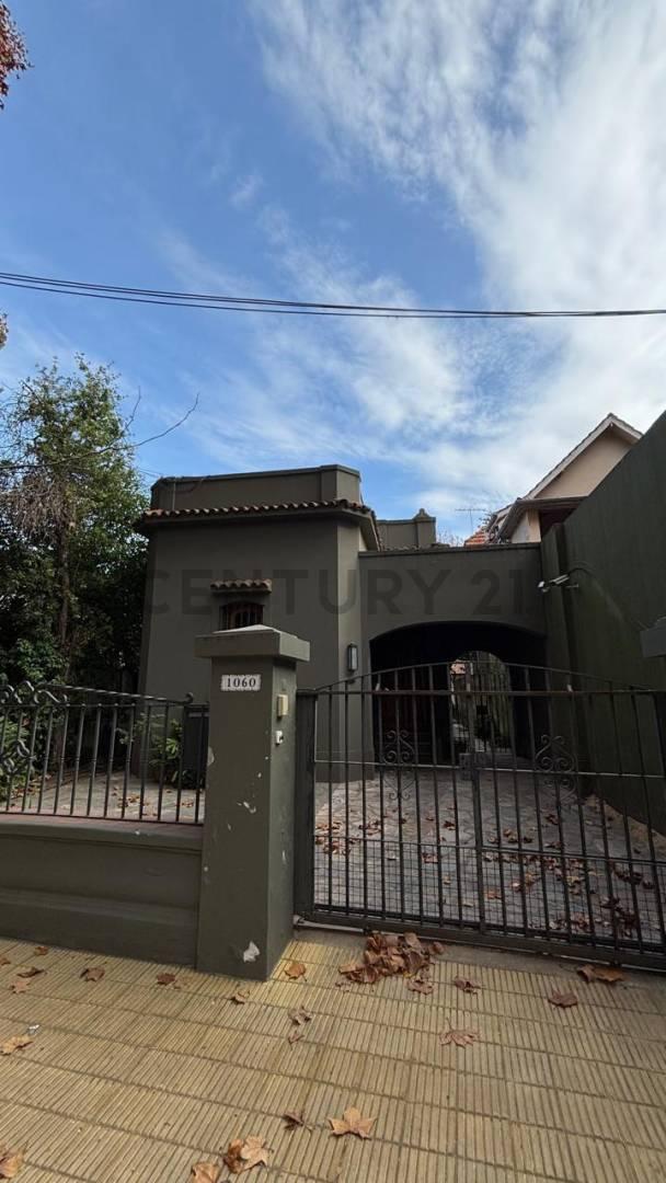 Venta Casa/ oficina premium de 8 ambientes con jardín y pileta en Vicente Lopez — foto 1