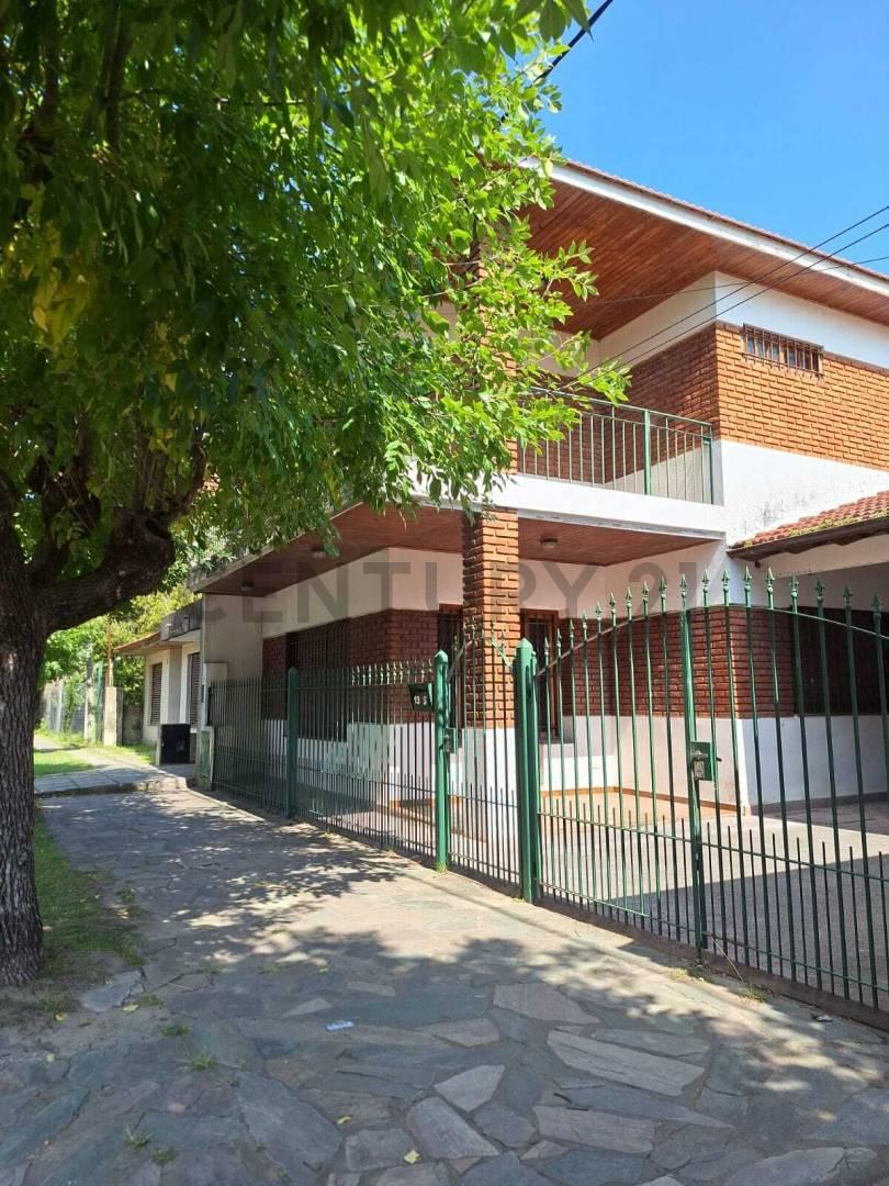 476 entre 8 y 9. Casa de 3 dormitorios en venta en City Bell — foto 1