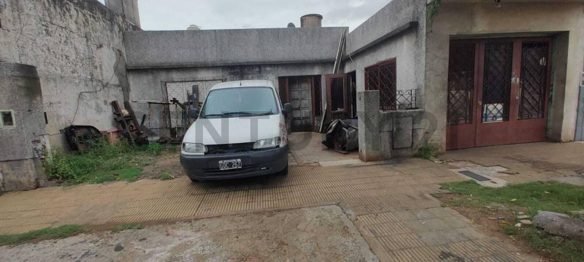 VENTA CASA 3 AMBIENTES CON COCHERA SOBRE LOTE PROPIO — foto 1
