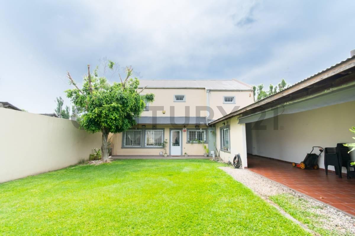 VENTA CASA 5 AMBIENTES CON COCHERA, GRAN JARDIN Y PARRILLA EN ITUZAINGÓ — foto 1