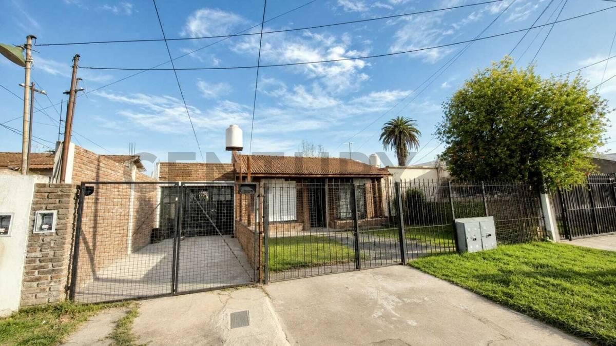 VENTA 3 CASAS SOBRE LOTE PROPIO CON GARAGE Y PATIO INDIVIDUALES EN MORENO — foto 1