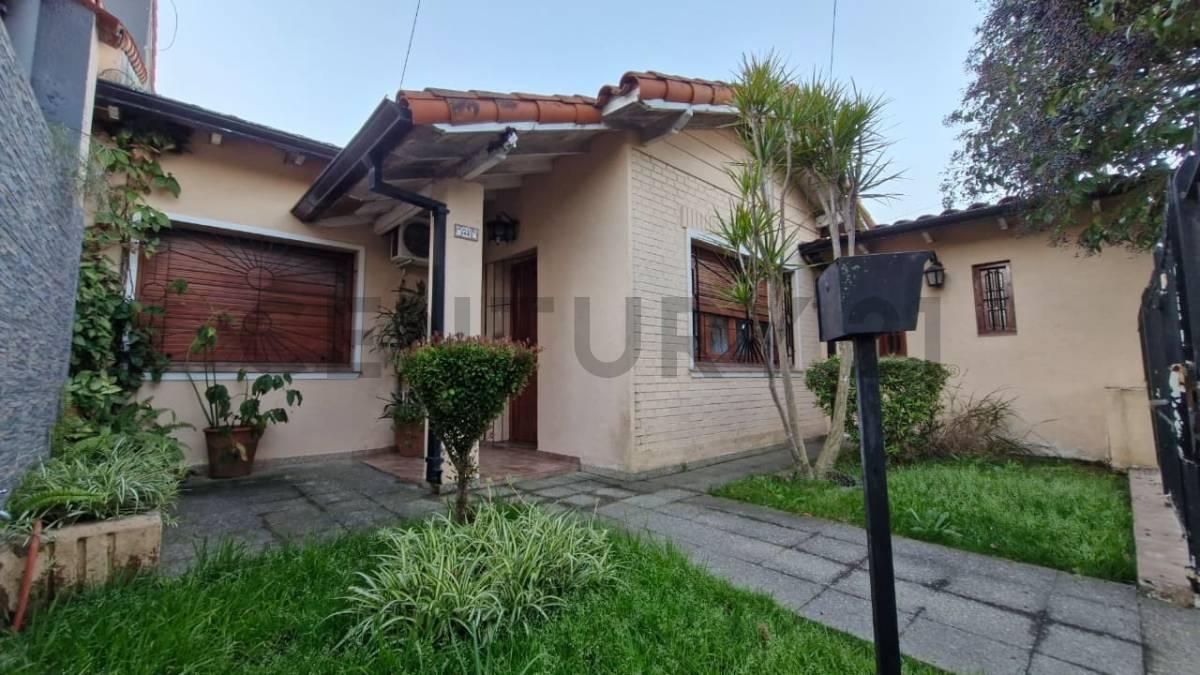 VENTA CASA CON JARDÍN, QUINCHO Y GARAGE EN EZPELETA – LOTE 10 X 30 — foto 1