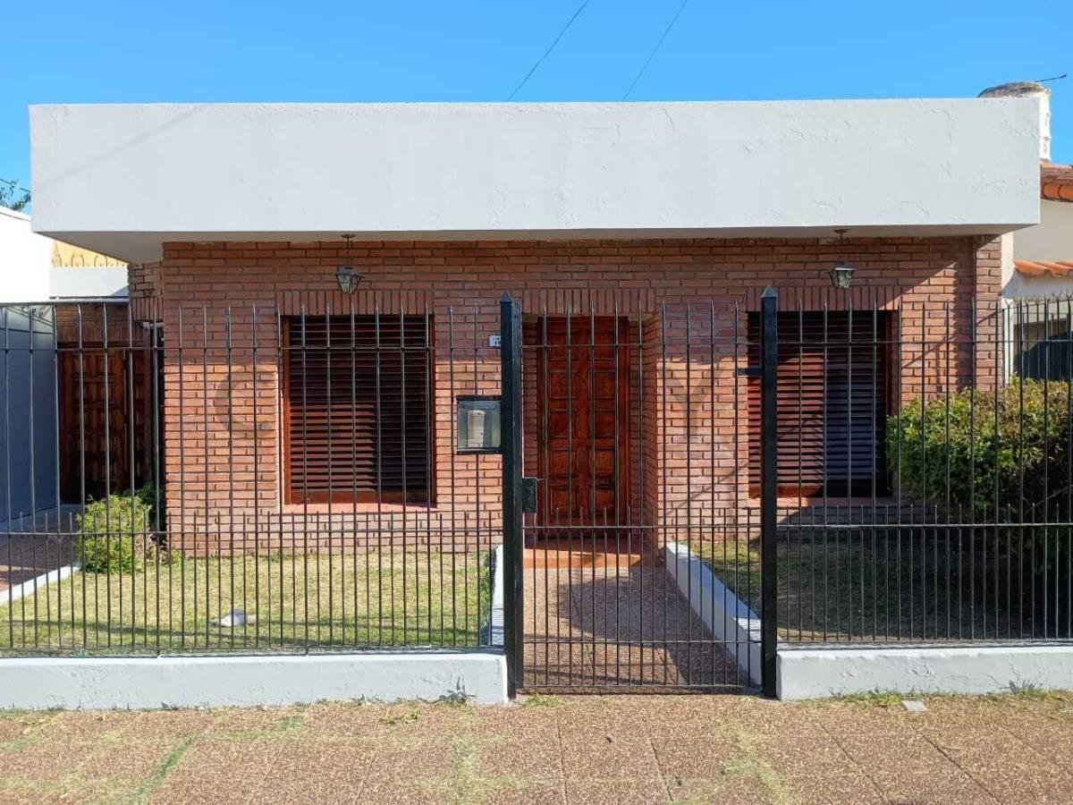 VENTA DE CASA 5 AMB.CON PARQUE,PISCINA, PARRILLA y GARAGE — foto 1