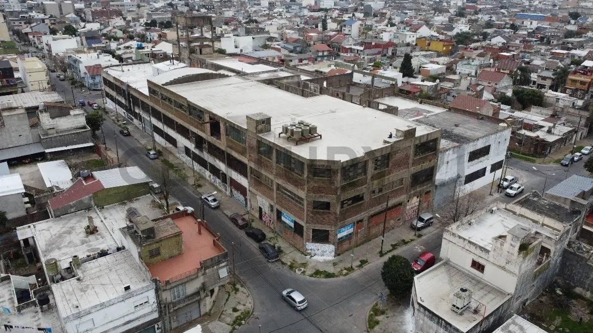 GALPÓN / EDIFICIO INDUSTRIAL EN ALQUILER 4.469 M² CUBIERTOS SOBRE DOS CALLES — foto 1