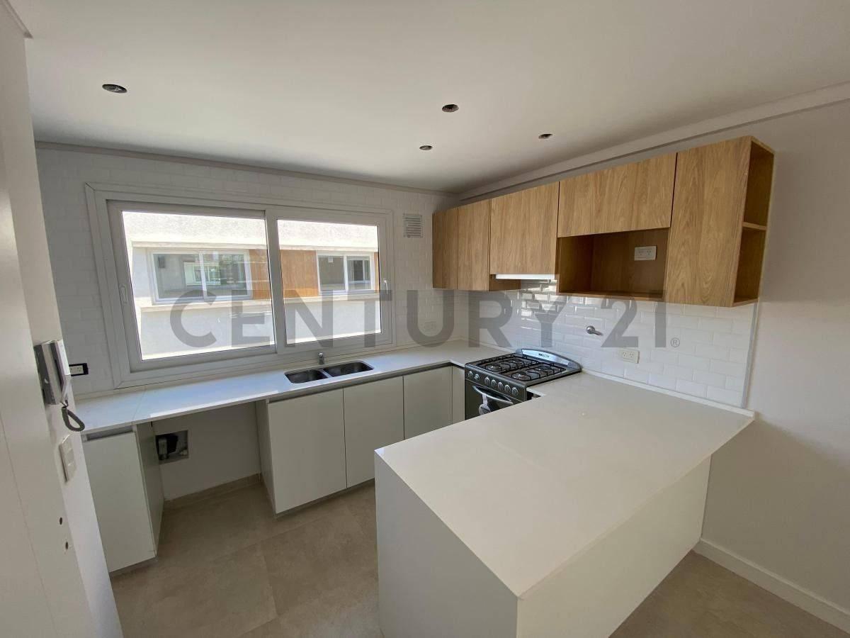VENTA DUPLEX A ESTRENAR!!! CON COCHERA, PARRILLA Y TERRAZA EN BERAZATEGUI — foto 1