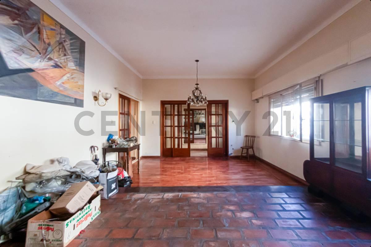 VENTA CASA 4 AMBIENTES + DEPENDENCIA, CON TERRAZA, PATIO, QUINCHO Y PARRILLA EN ALMAGRO — foto 1