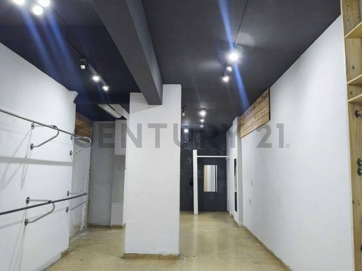 Alquiler - Local Comercial a la Calle Una Cuadra Aven RIVADAVIA — foto 1