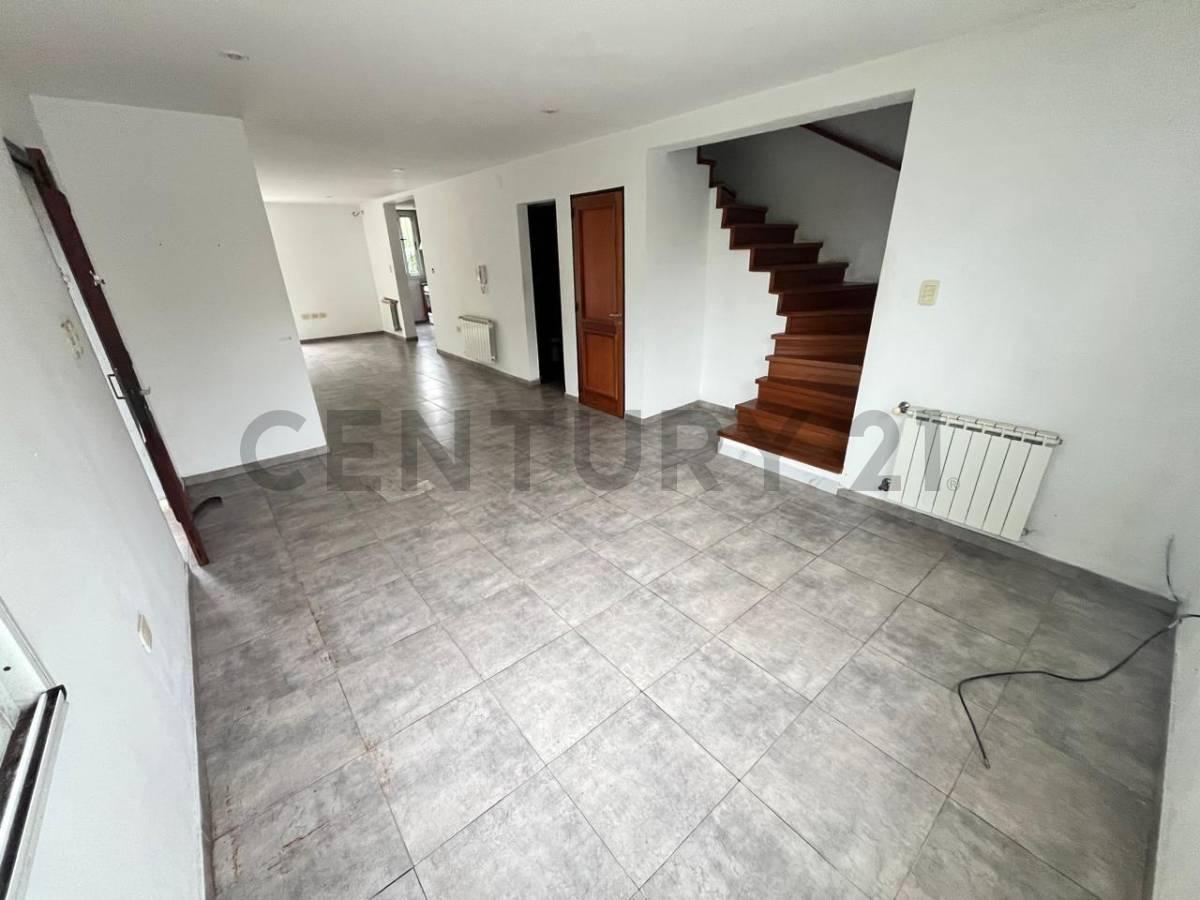 Casa Tipo Duplex de 3 dormitorios en Venta en Gonnet — foto 1