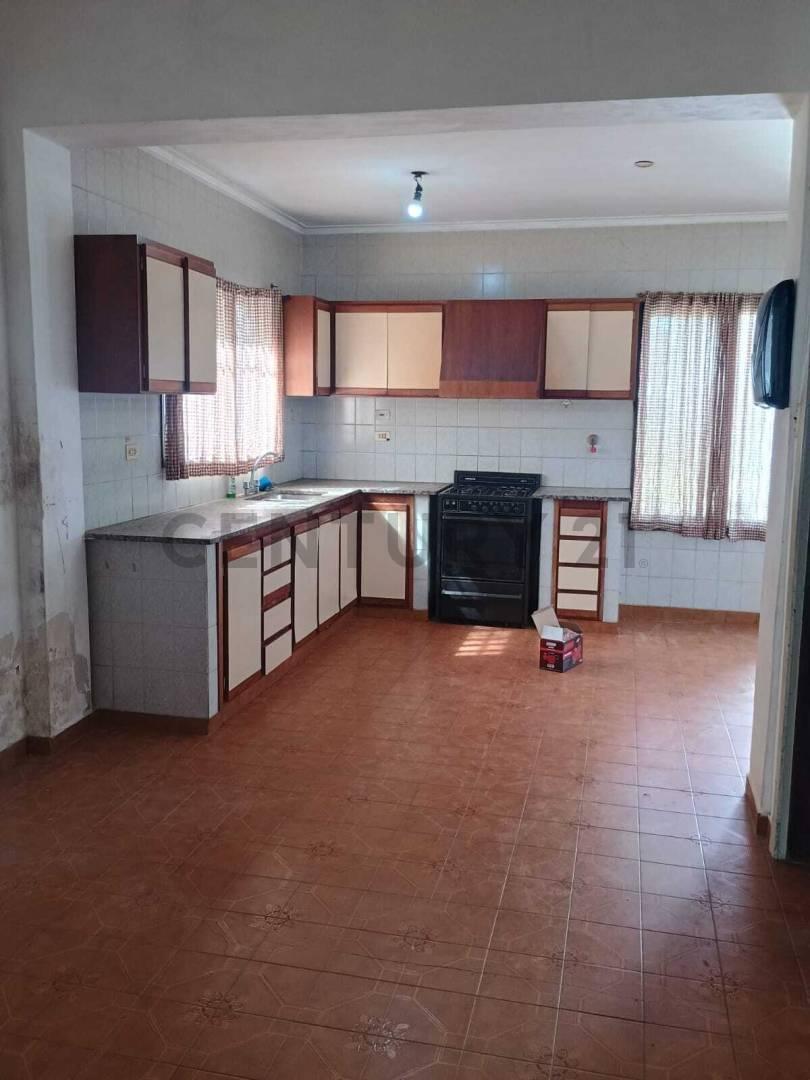 Casa a Refaccionar en Venta en Los Hornos — foto 1