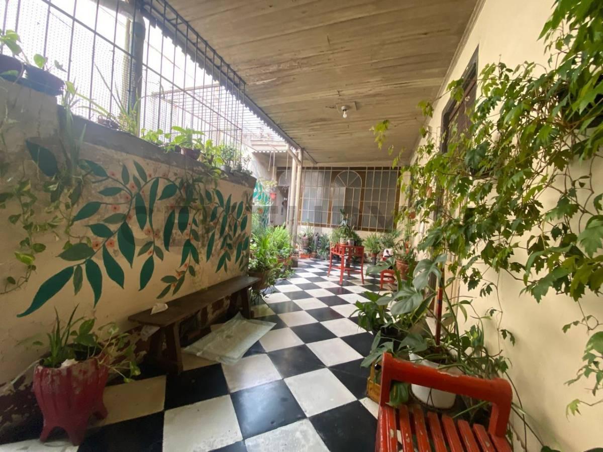 Venta de Casa 5 ambientes con patio, terraza y local al frente. — foto 1