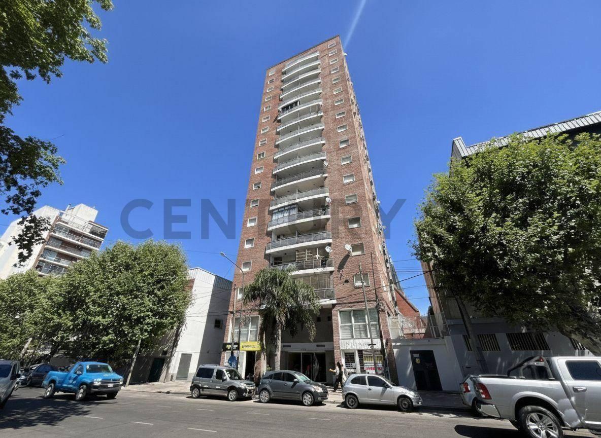 ALQUILER – DEPTO. 3 AMBIENTES C/BALCÓN CORRIDO – PISO 11 AL FRENTE CON COCHERA Y BAULERA — foto 1