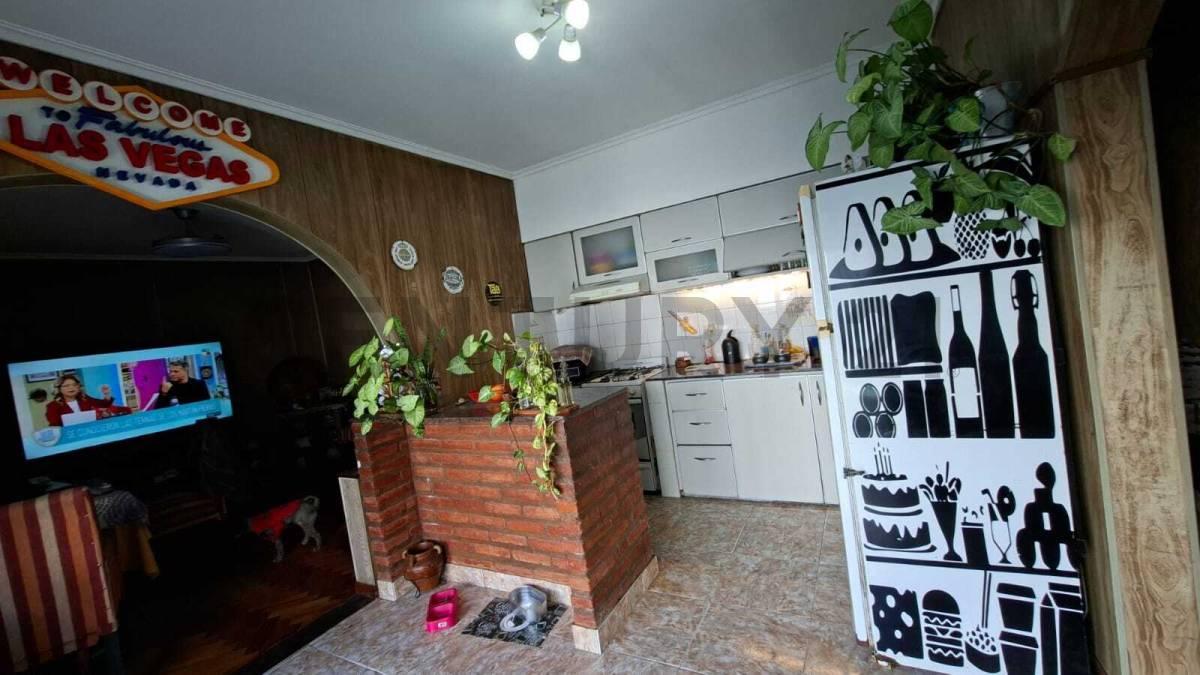 PH 3 AMBIENTES EN VENTA CON COCHERA PATIO Y SIN EXPENSAS LANÚS OESTE — foto 1