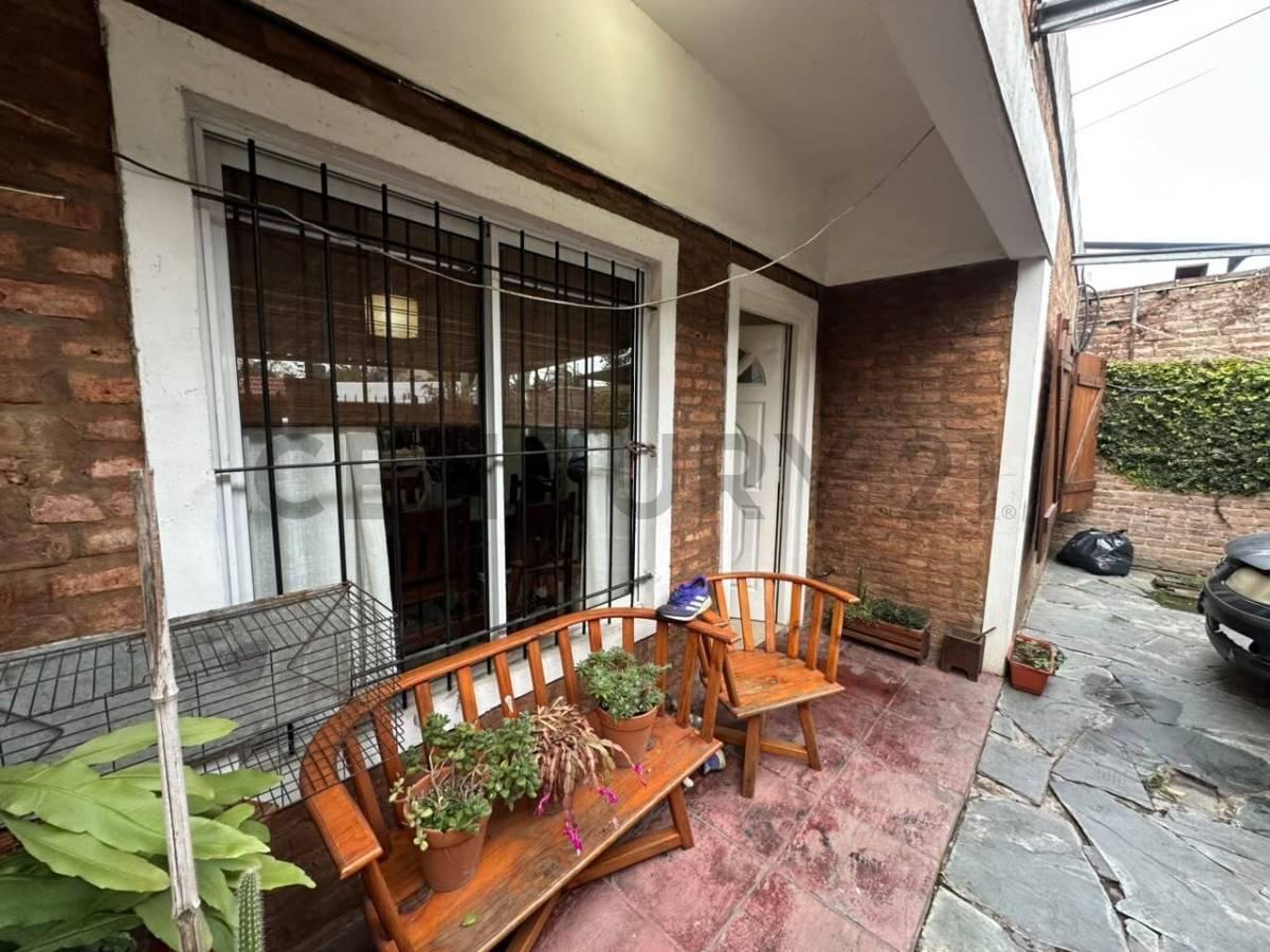 Oportunidad de Inversión y Proyecto: PH al Frente a Reciclar con Cochera y Patio en Burzaco — foto 1