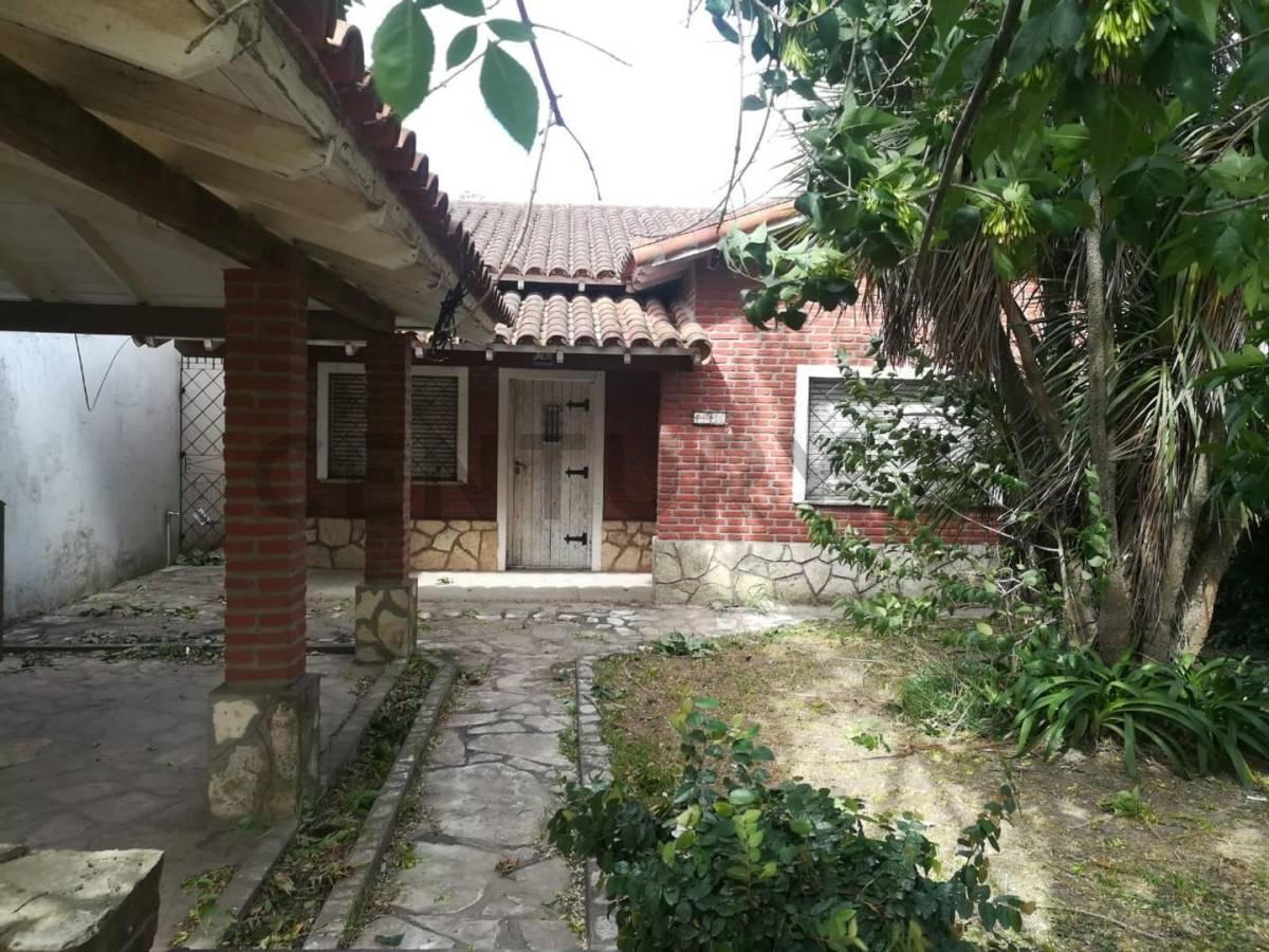 VENTA Casa de 3 ambientes con cochera y fondo libre — foto 1