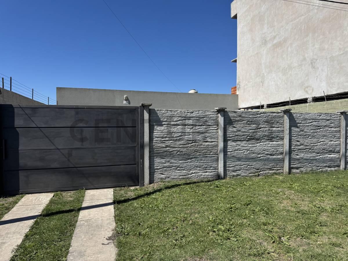 Venta casa | Dos dormitorios, con pileta y cochera | Calle 27 e/ 84 y 85 La Plata — foto 1