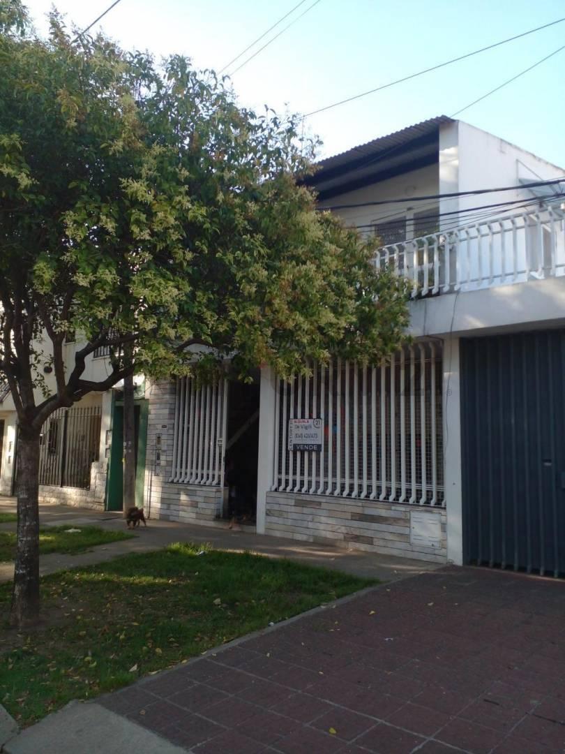 Casa en dos plantas con patio - Barrio Cura — foto 1