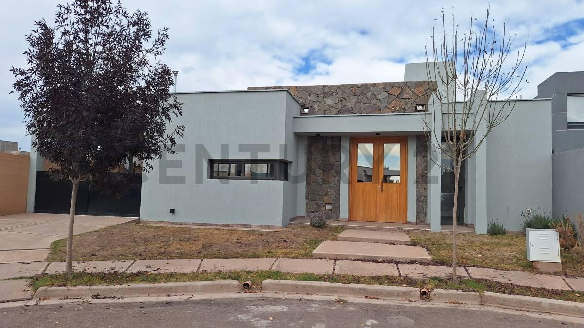 VENTA CASA CON PILETA Bº GARDENS — foto 1